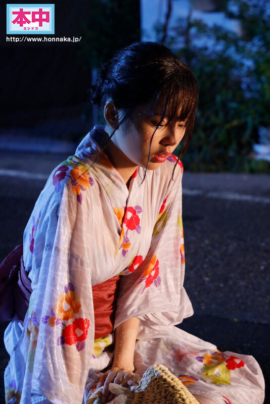 烟火大会告白失败!美少女「新井リマ」和失恋的竹马开房躲雨,结果不小心中出?-73极品番号网