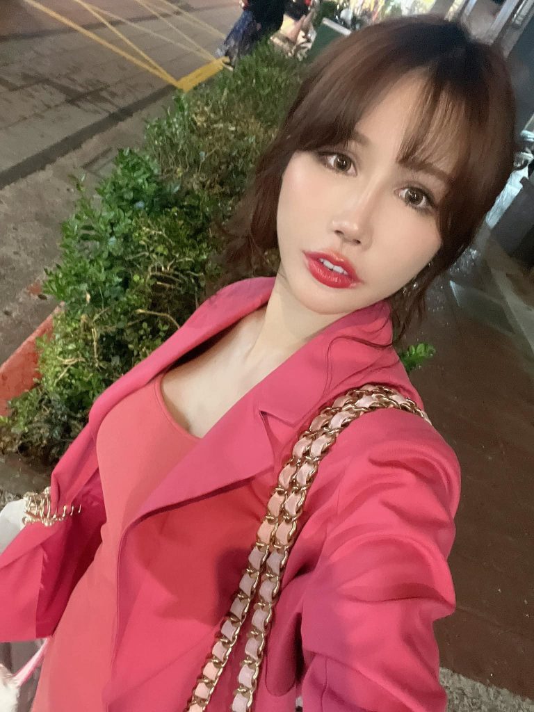 辣模机场行李被检查!一打开「掉出巨型姐夫」安检人员傻眼-73极品番号网