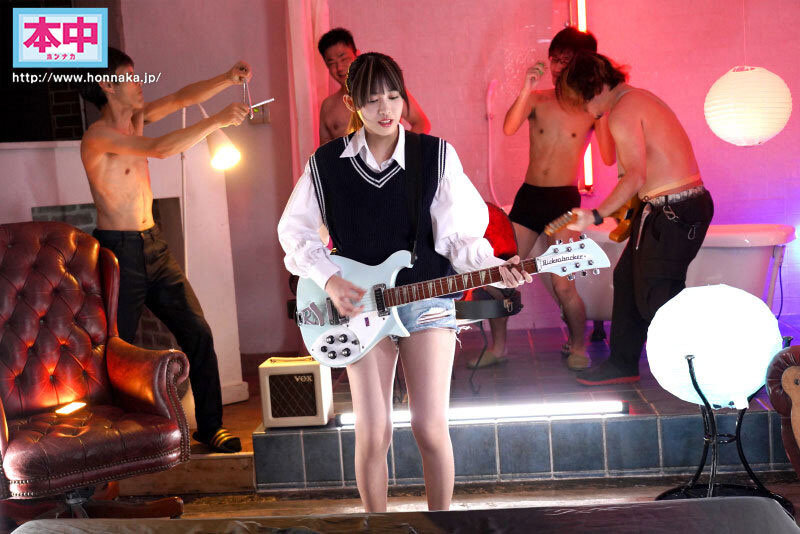 轻音乐部吉他手兼主唱!C罩杯白皙纤细美少女「月代景」AV出道!-73极品番号网